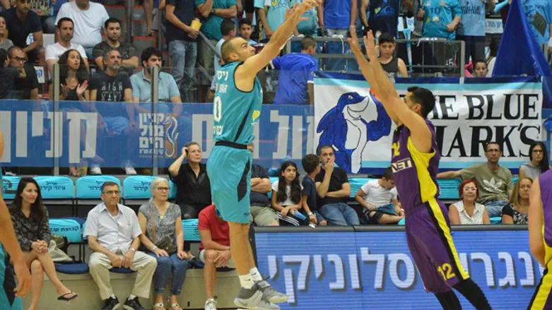 אפיק ניסים בדרך לעוד סל מול חולון, הערב