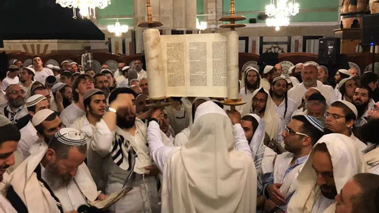 תפילת במערת המכפלה