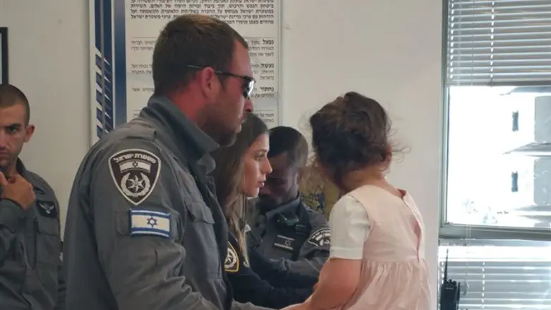 הילדה האבודה בנקודת המשטרה