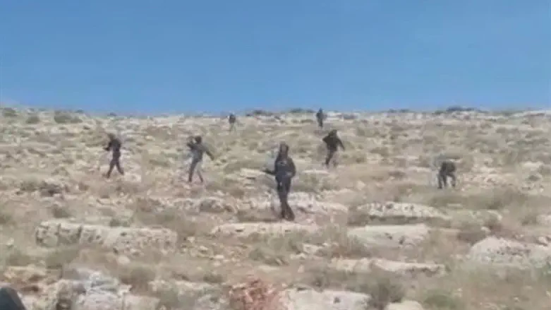 פלסטינים מתגרים בחיילי צה"ל. ארכיון