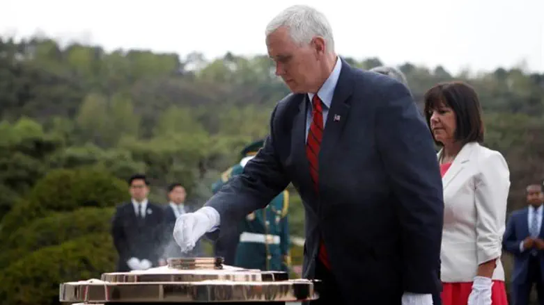 Майк Пенс на Национальном кладбище в Сеуле