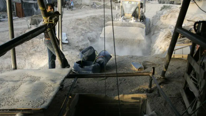 פתח מנהרה מתחת לגבול מצרים. ארכיון