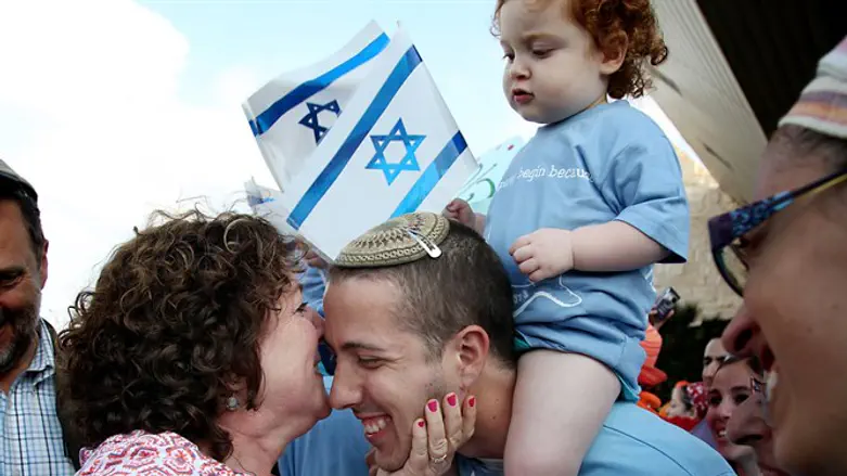 Immigrants arrive in Israel (illustrative)