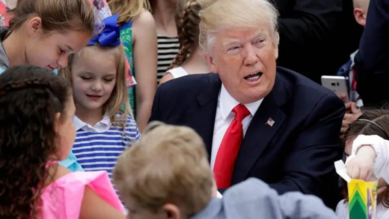 טראמפ עם ילדים בחג הפסחא