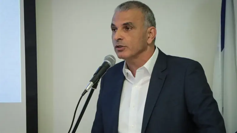 גורמים אינטרסנטיים. כחלון