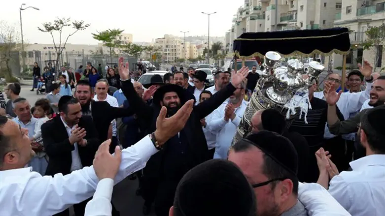 Inaugrating Torah scroll