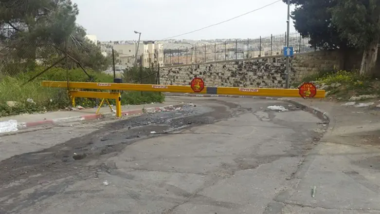 המחסום בכניסה למתחם