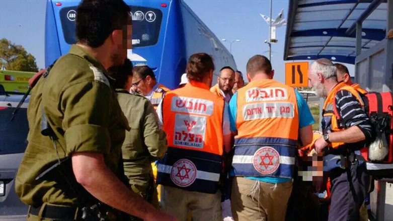 מטפלים בפצוע בפיגוע בצומת גוש עציון, אחר הצהריים