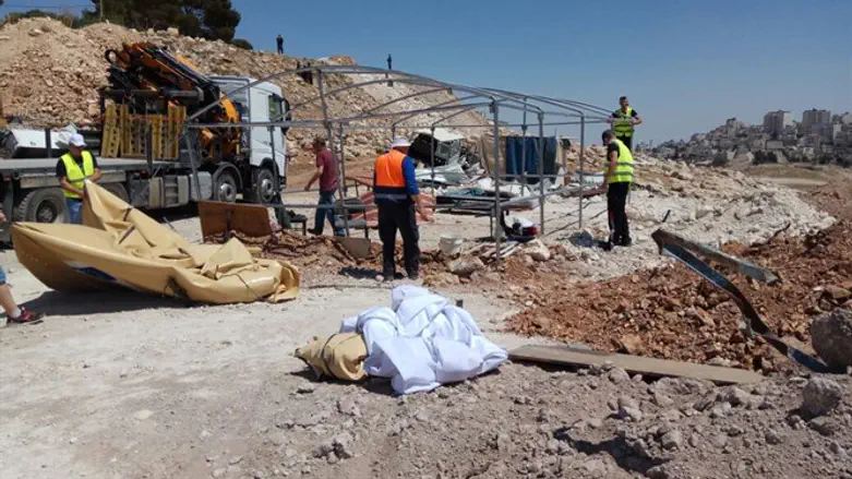 המאהל שנהרס, סמוך למעלה אדומים