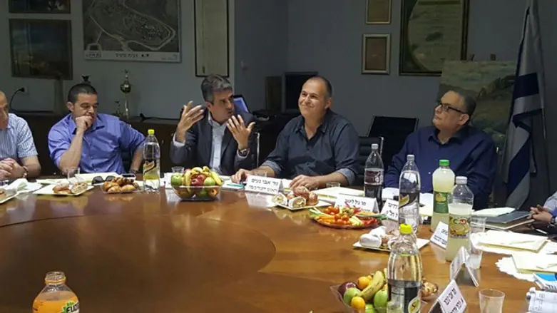 השר כהן במהלך ביקורו בבית אריה