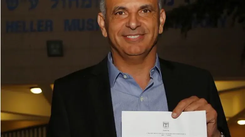 השר כחלון עם הצו החדש