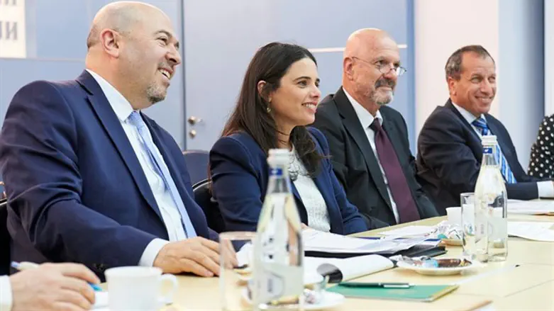 שקד באחת הפגישות