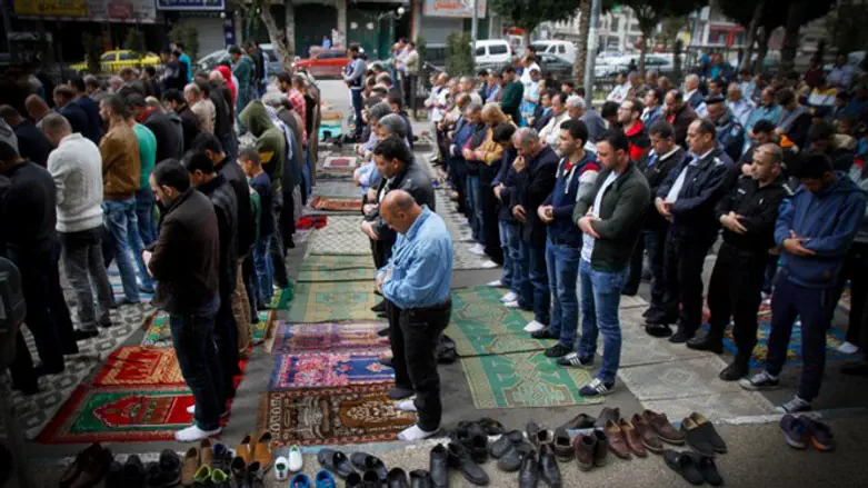 Arabs in Shechem pray in solidarity with hunger striking terrorists