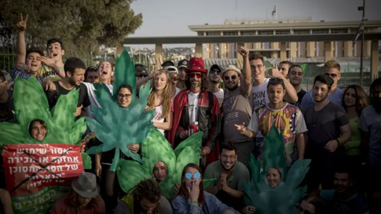 Pro-pot advocates demonstrate in front of Knesset for international 4:20 day