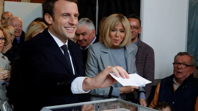 המועמד העצמאי, עמונאל מקרון, בקלפי