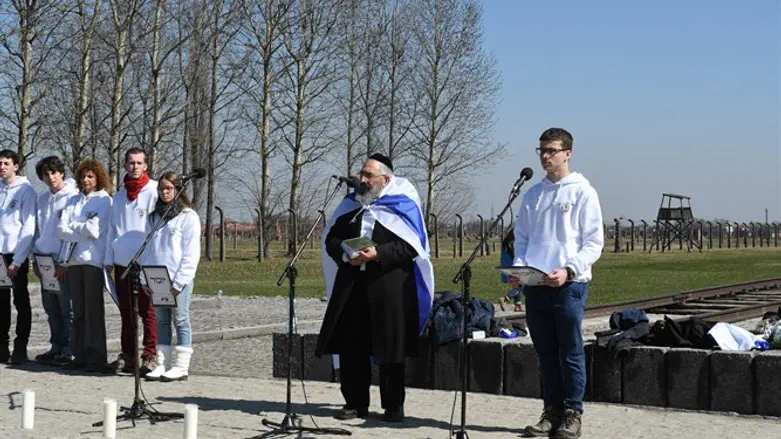 הרב ערוסי מדבר בפני בני הנוער בפולין
