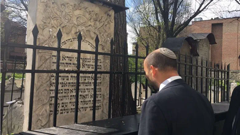 בנט בקבר הרמ"א