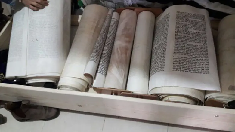 גווילי ספרי התורה נמצאו בבית החשוד