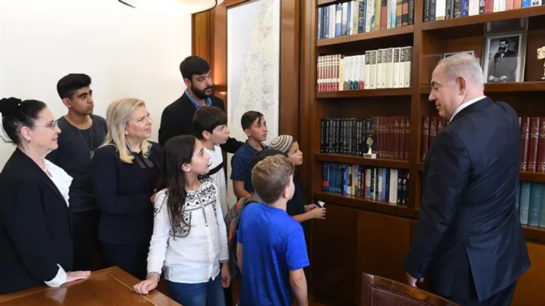 ראש הממשלה ורעייתו עם היתומים והאלמנות, היום