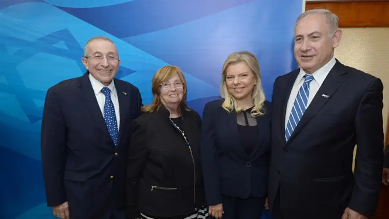 ראש הממשלה ורעייתו עם מדליקי המשואות