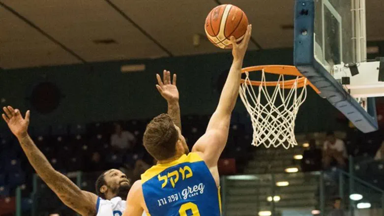 גל מקל בדרך לסל, הערב