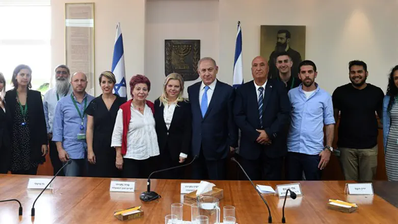 האחים השכולים וראשי "יד לבנים" עם נתניהו