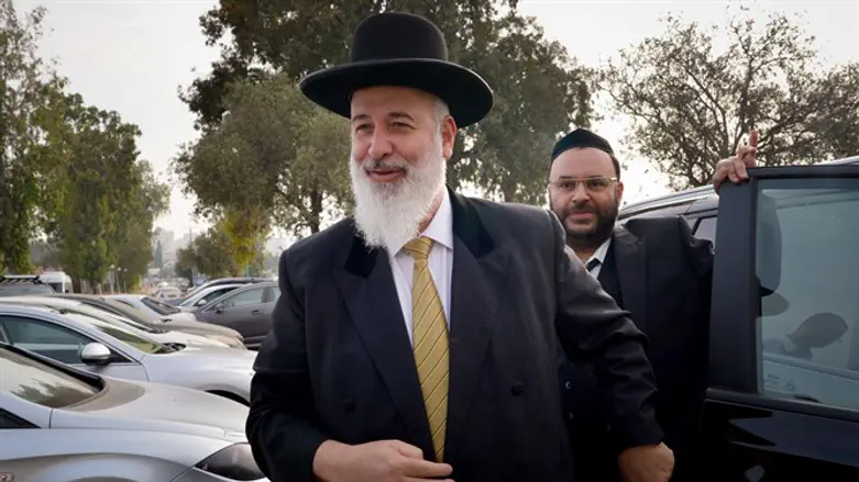 הרב מצגר בשערי כלא מעשיהו