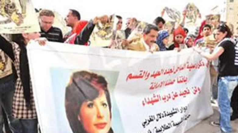 טיראווי בחליפה הצהובה במרכז התמונה