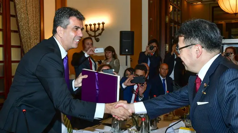 השר כהן חותם על ההסכמים עם מקבילו היפני