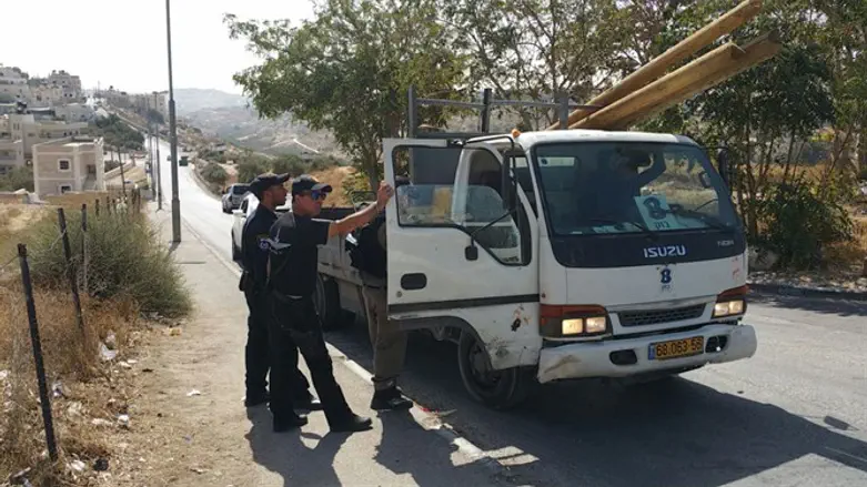 בשוטרים בכניסה לצור באהר