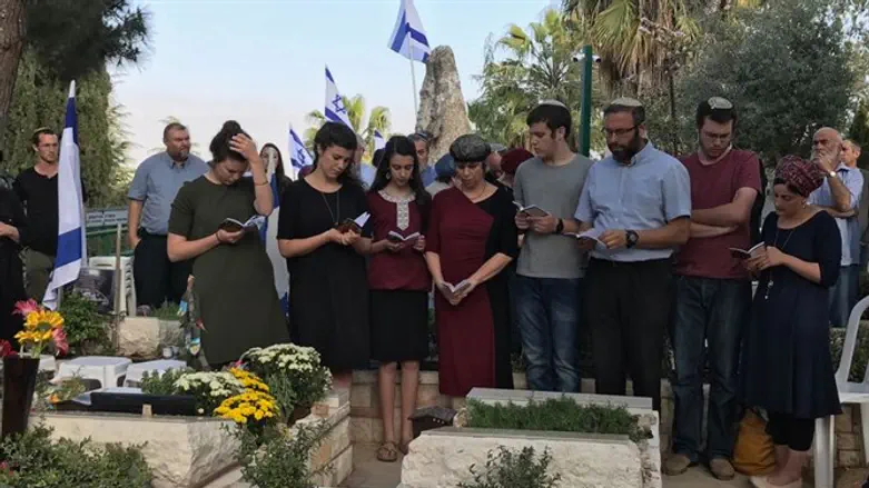 На могиле Эльхая Тахарлева (הי"ד)