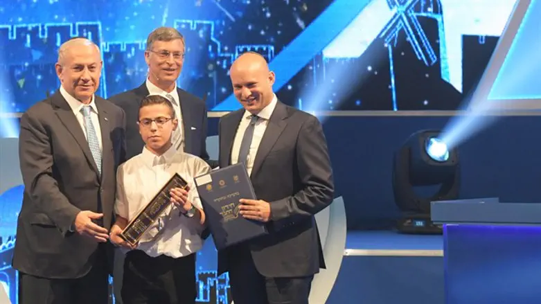 חתן התנ"ך שגיב לוגסי עם נפתלי בנט, בנימין נתניהו ואבשלום קור
