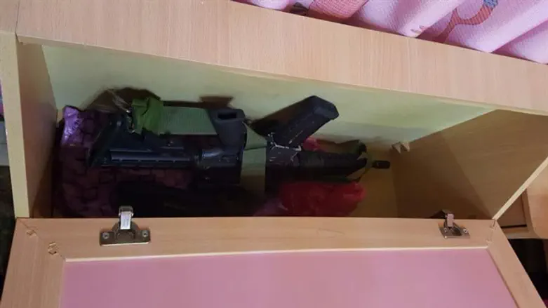 Винтовка террориста, найденная в детской кровати