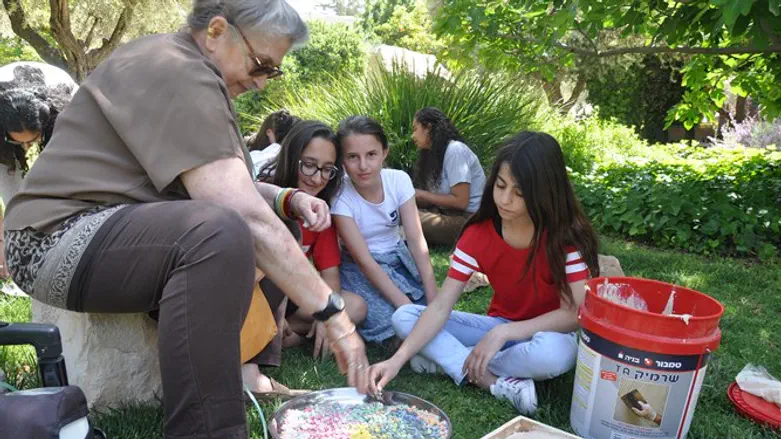 רעיית הנשיא עם התלמידות