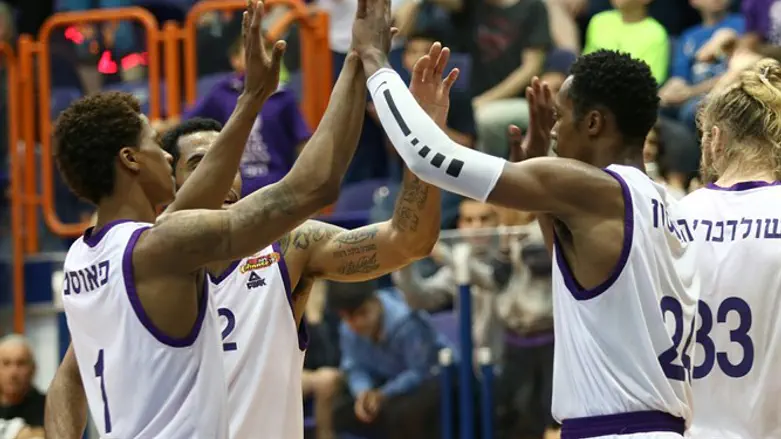 הופסון חוגג את הניצחון עם חבריו מנהריה