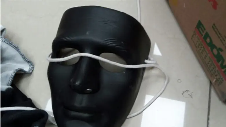 מסכות וכפפות כדי למנוע זיהויים