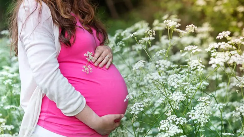 הריון לידה אישה פרחים