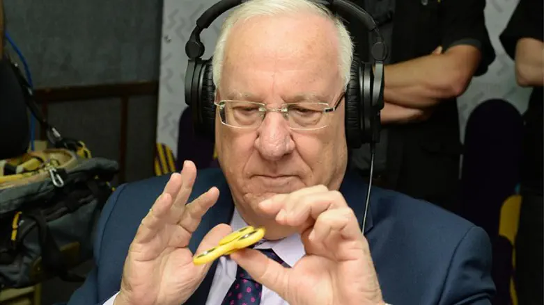 נשיא המדינה משחק בספינר