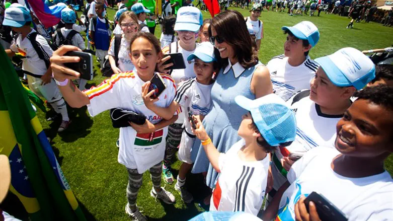 אלונה ברקת עם הילדים הערבים והיהודים