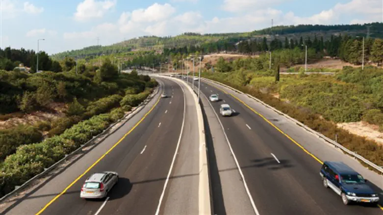 למלא טנק ולעלות על כביש שש