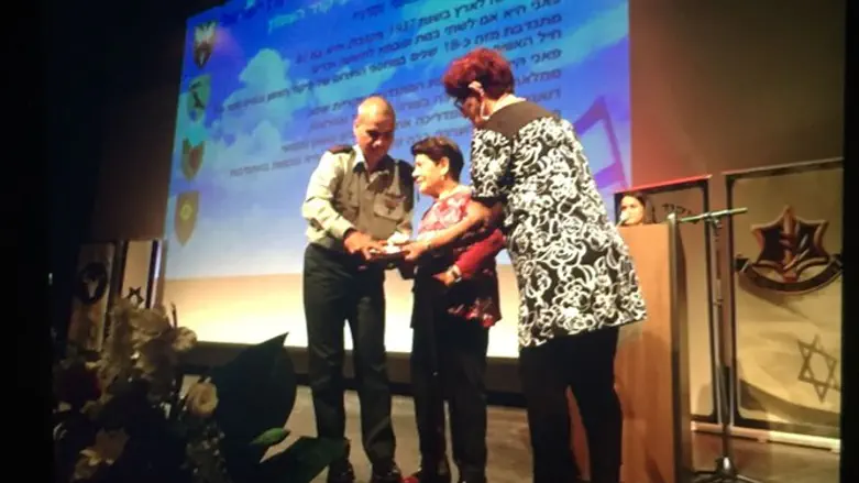 Fanny Edri receiving commendation