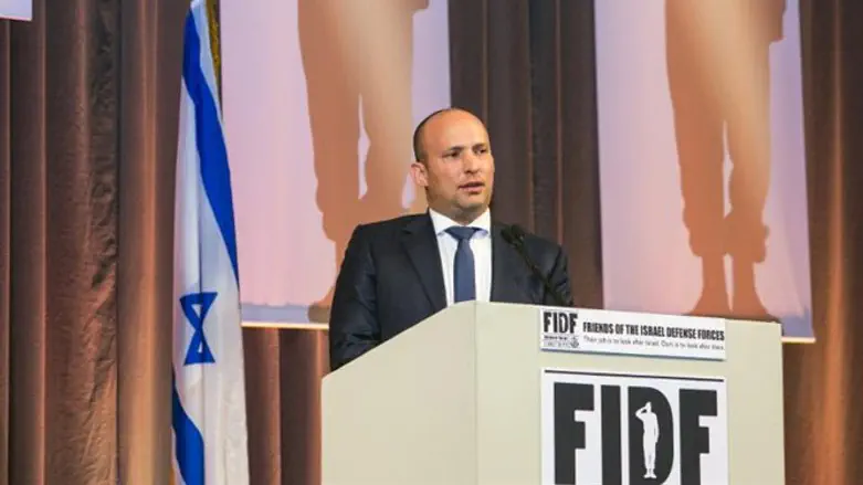 Нафтали Беннет выступает с трибуны FIDF