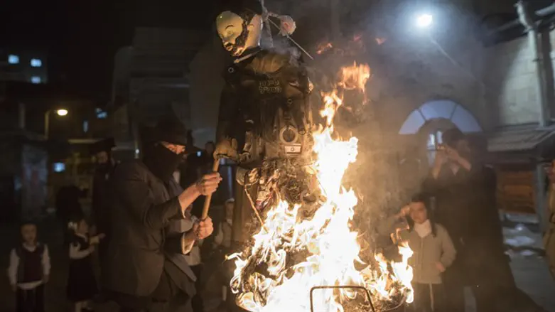 hanging and burning of soldier effigy