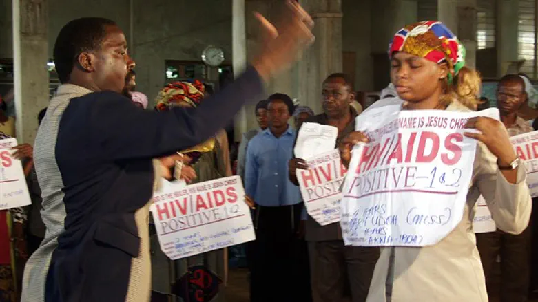 הכומר הניגרי בזמן ביצוע "טקס ריפוי" בשנת 2003 בניגריה