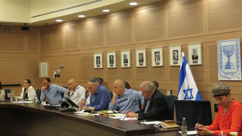 ישיבת הועדה. הבוקר