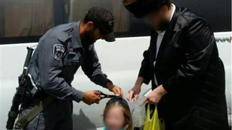 השוטר גוזר את השערות