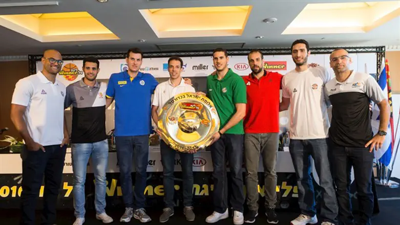 שמונת הקפטנים עם צלחת האליפות היום