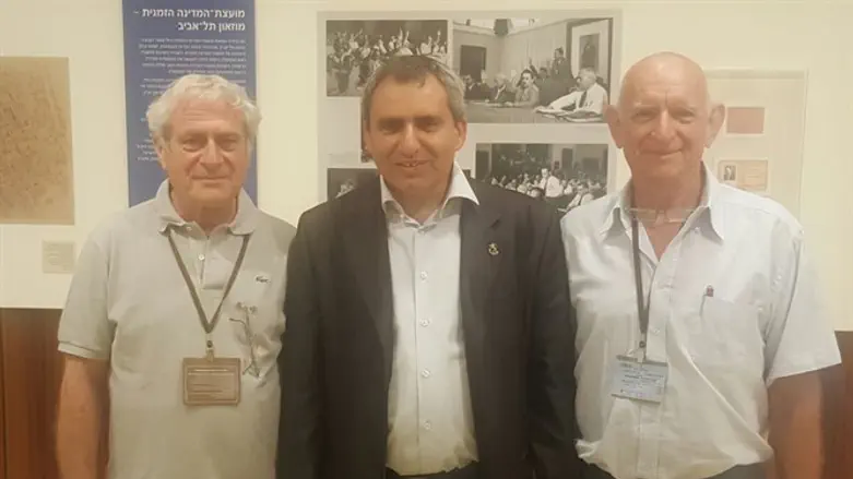 מנכ"ל גבעת התחמושת כתרי מעוז, השר אלקין ויו"ר האתר מנחם לנדאו