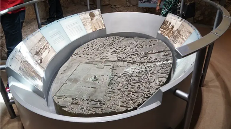 גם הציבור נקרא לשלוח חומרים. תערוכת 'לגעת ברגע'