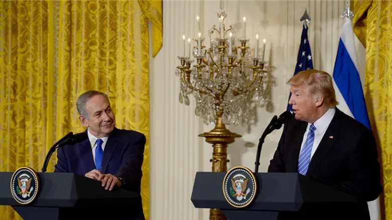 לדרוש את העברת השגרירות ללא תנאי וללא תמורה. נתניהו וטראמפ במפגש קודם